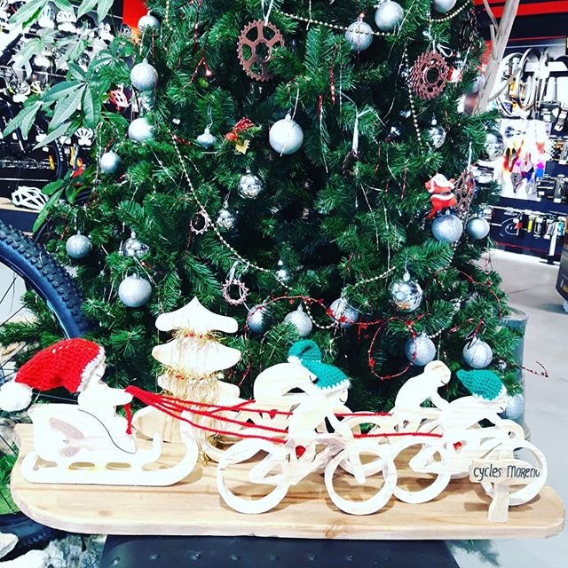 La légende raconte que le Père Noël aurait remplacé ses rênes par des cyclistes, ceux-ci étant beaucoup plus efficaces... #cyclesmoreno #legende #papaNoelPerspicace #perpignan #noelcycliste