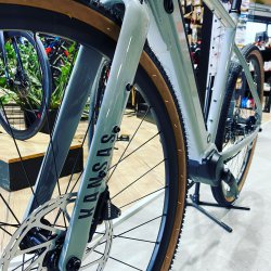KANSAS Gravel elec by @megamo_bicycles #cyclesmoreno #megamobikes #perpignan #rivesaltes #gravel #hybrid #bikes
