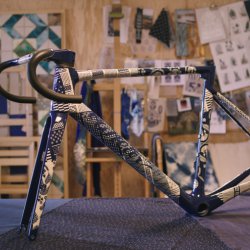 C'est la dernière semaine avant Noël, alors je voulais vous montrer qu'au delà de son utilité évidente, un vélo peut apporter encore plus, et devenir un objet d'art, raconter une histoire, un peu de Merveilleux.Le Wilier Zero SLR UNICO n'est pas...