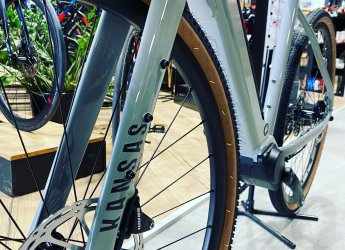 KANSAS Gravel elec by @megamo_bicycles #cyclesmoreno #megamobikes #perpignan #rivesaltes #gravel #hybrid #bikes
