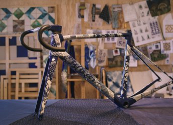 C'est la dernière semaine avant Noël, alors je voulais vous montrer qu'au delà de son utilité évidente, un vélo peut apporter encore plus, et devenir un objet d'art, raconter une histoire, un peu de Merveilleux.
Le Wilier Zero SLR UNICO n'est pas...